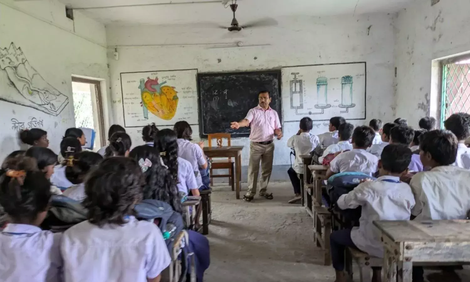 हर साल 10-15 दिन बंद रहते हैं स्कूल: सुंदरबन में कैसे जलवायु आपदा बन रही शिक्षा संकट हर साल 10-15 दिन बंद रहते हैं स्कूल: सुंदरबन में कैसे जलवायु आपदा बन रही शिक्षा संकट