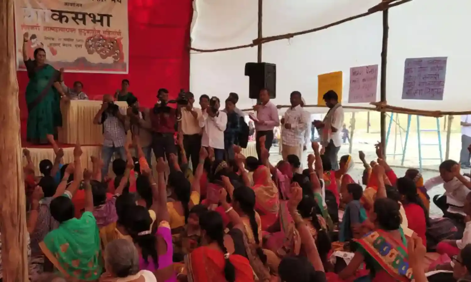 जमीन और घर से बेदखल किसानों की विधवाएं मांग रही हैं अपना हक और सरकार का सहयोग