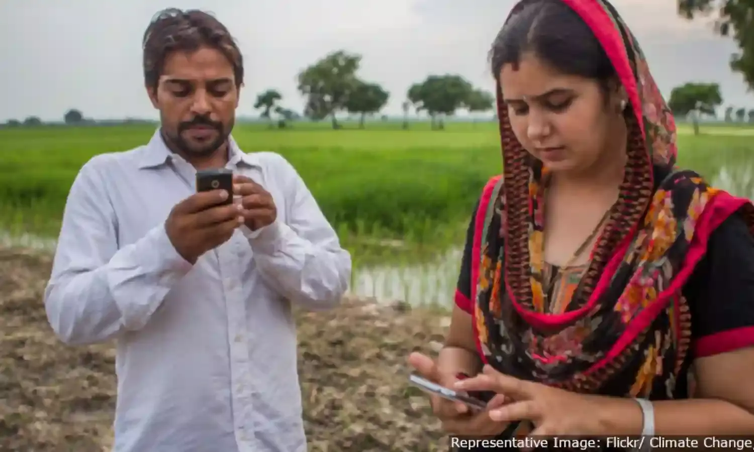 मोबाइल फोन तक पहुंच में भारी लिंग अंतर देश के लिए बाधा