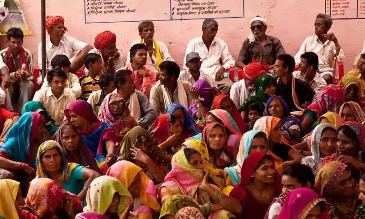 सरकारी सेवा के लिए निर्वाचित प्रतिनिधियों की चौखट पर