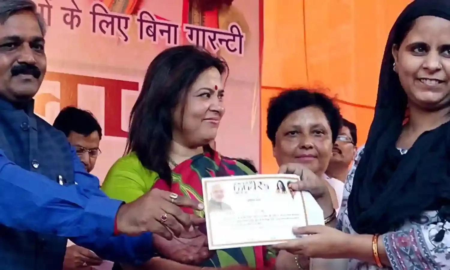बहुत छोटे व्यवसाय के लिए दिए गए 4 ऋण में  से 3 महिलाओं के लिए