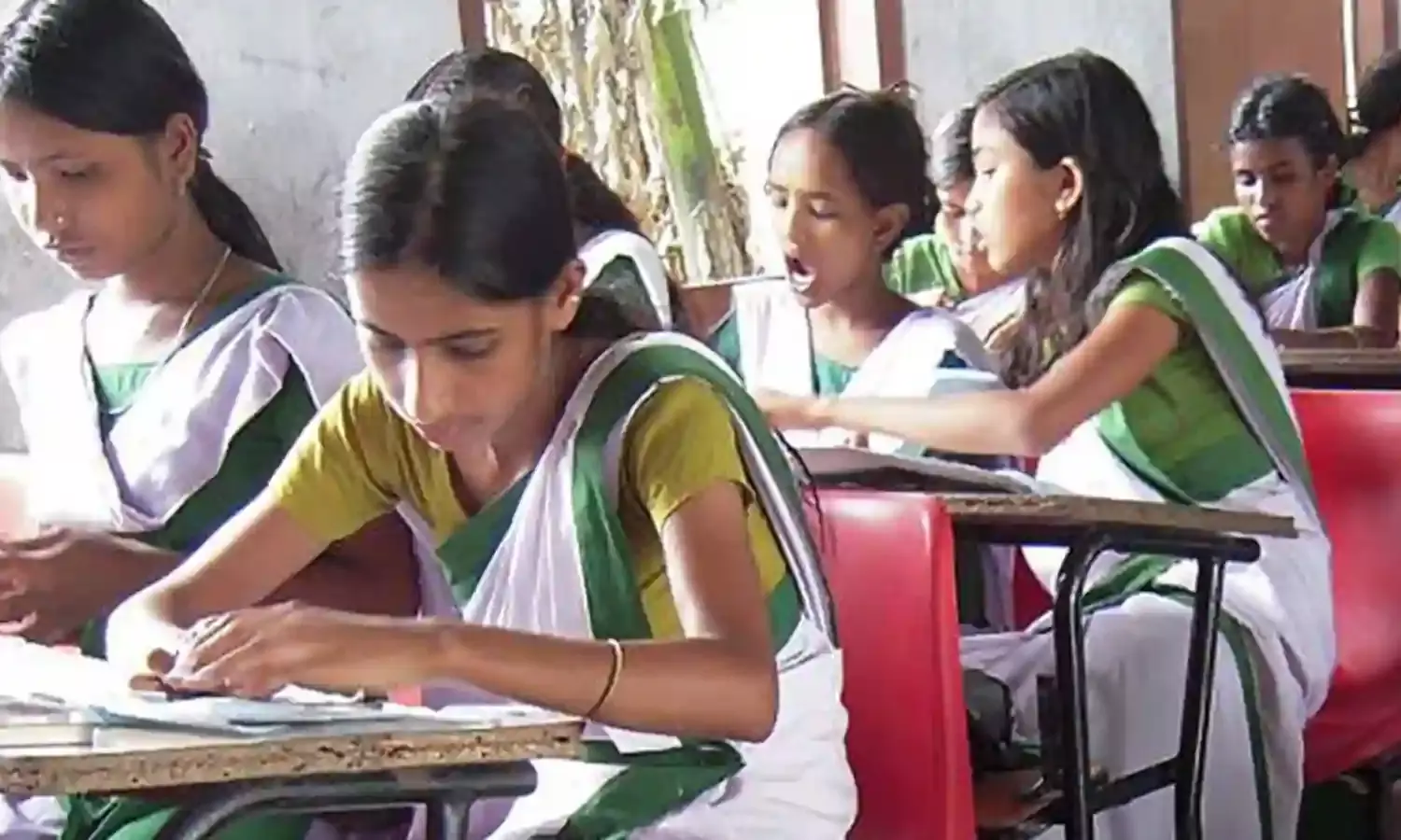 लड़कियों को शिक्षित करने से हो सकती है देश की आबादी कम