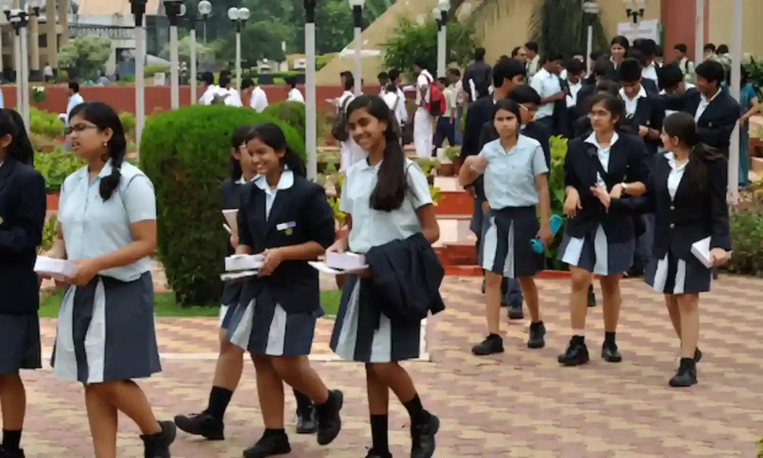 भारत के माध्यमिक विद्यालयों में अधिक बच्चों का दाखिला, लेकिन स्कूल उन्हें पढ़ा पाने में नाकाम