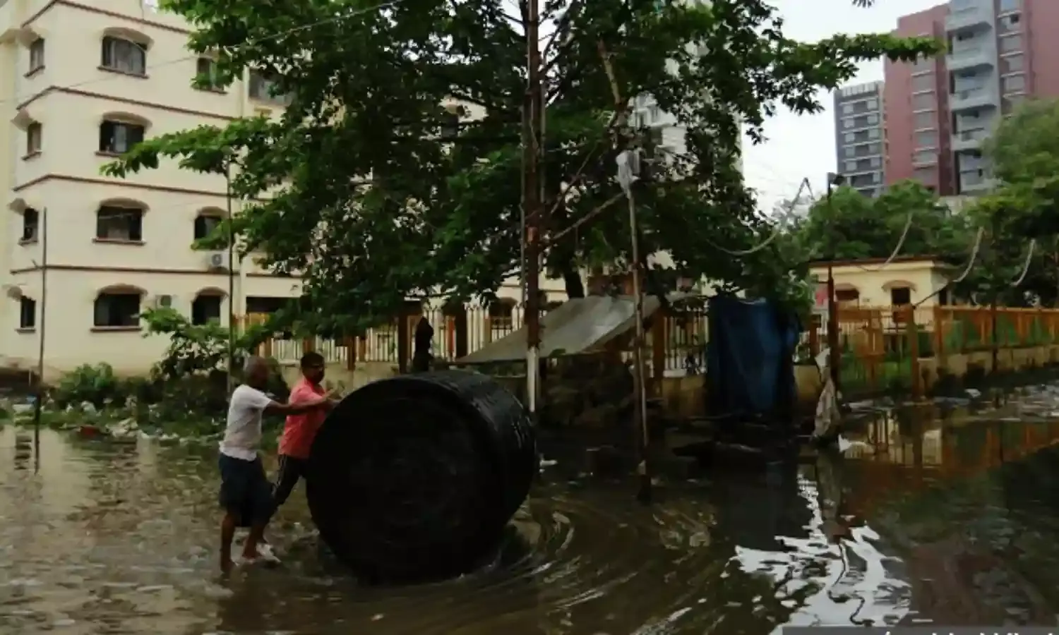 आप योजना बनाकर मुंबई की बाढ़ से निपट लें, या फिर कंधे उचकाकर कहें कि ये ‘मुंबई का जज्बा’ है!