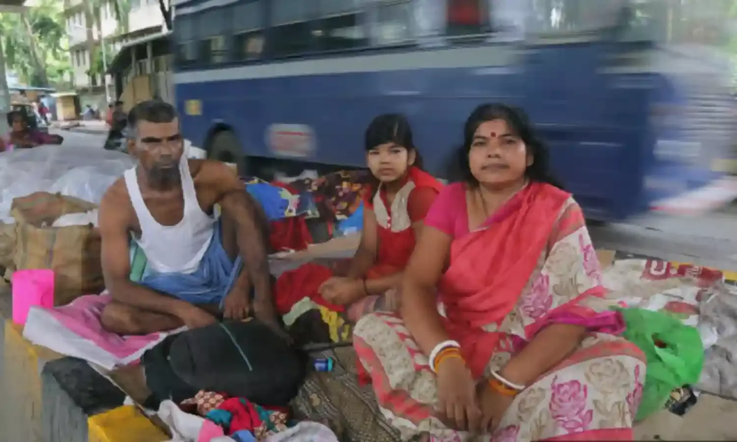 मुंबई के फुटपाथ पर कैंसर के मरीजों की यही कथा - खराब माली हालत, कम शिक्षित, और हताशा