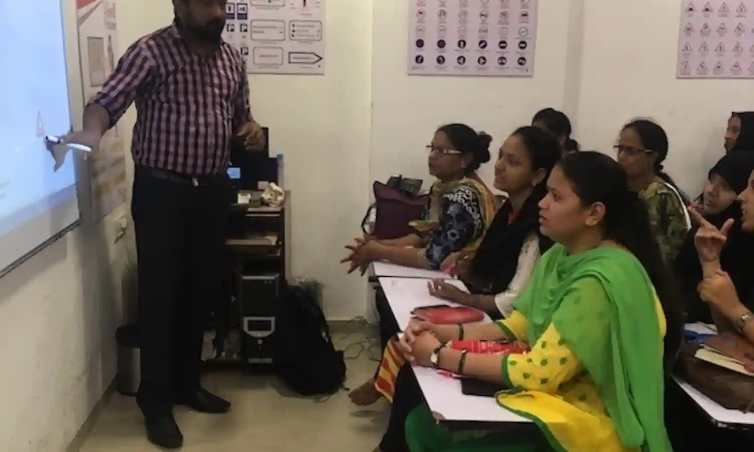 घरेलू कामों के दवाब से महिलाओं के लिए बाहर काम करना मुश्किल, मगर अब बदल रही है स्थिति