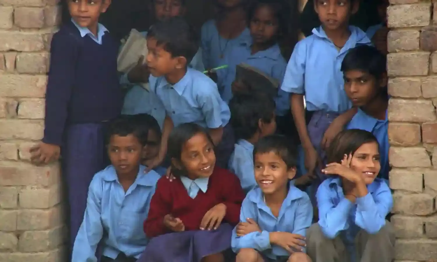 उत्तर प्रदेश में स्पेन की आबादी से ज्यादा बच्चे, लेकिन कम शिक्षक और खराब नतीजे