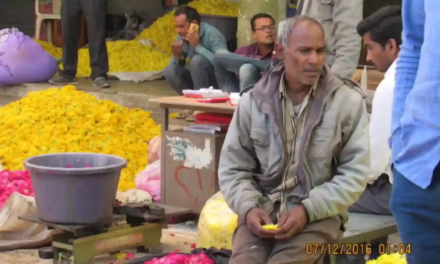 फूल बाजार पर नोटबंदी की मार, मायूसी बिखेर रही है फूलों की महक फूल किसानों की कमाई में 70% गिरावट