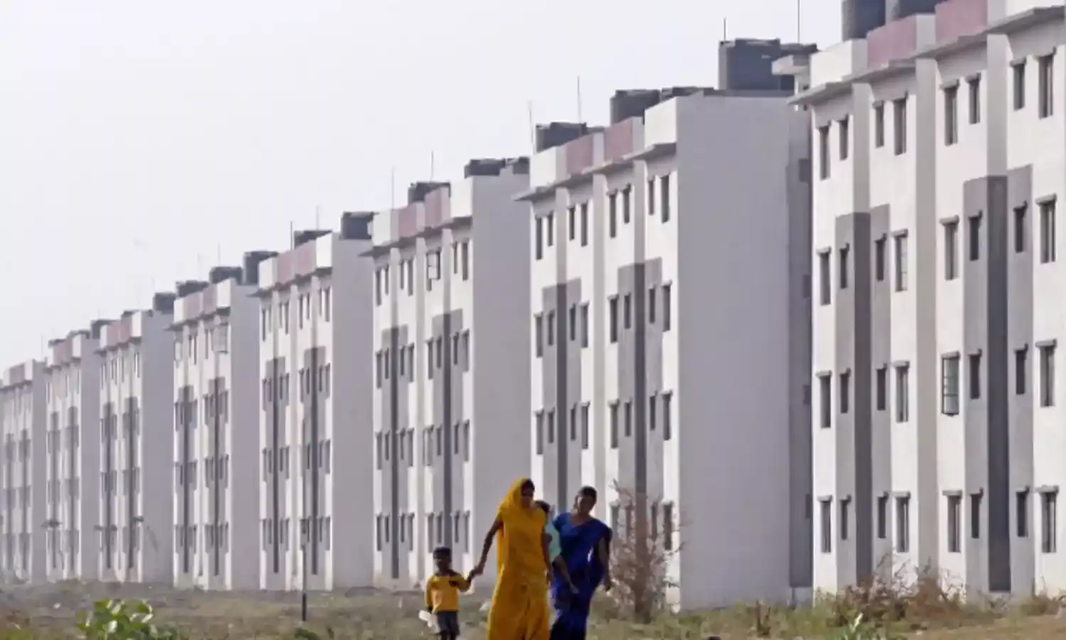 सरकार द्वारा बनाए जा रहे घर नहीं आ रहे गरीबों को रास