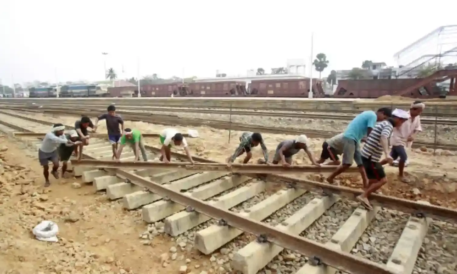रेलवे लागत में वृद्धि = 16.4 बिलियन डॉलर = वार्षिक वेतन बिल