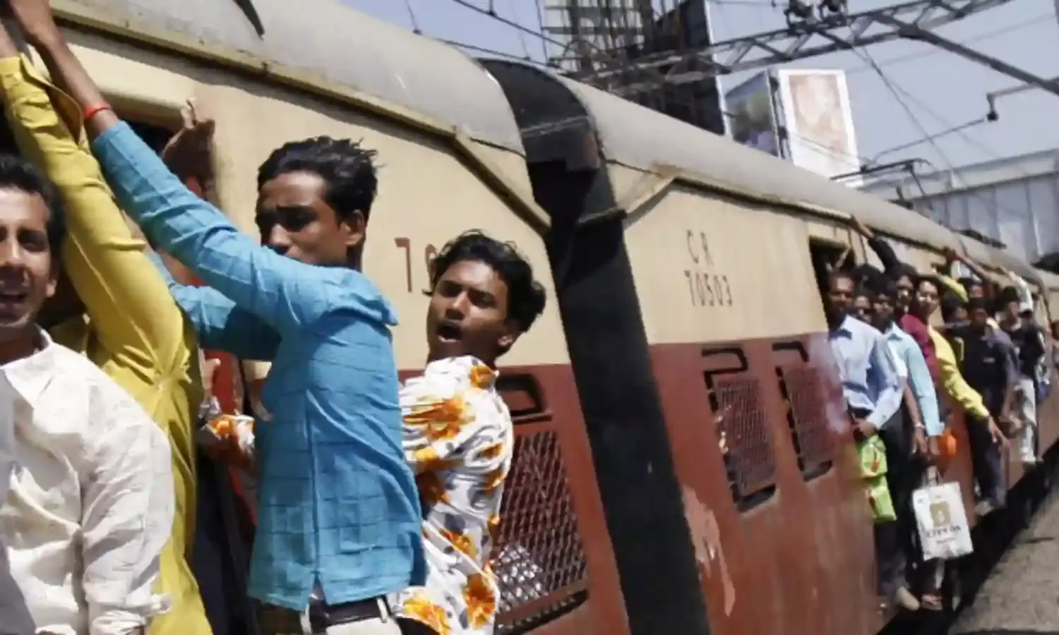 मुबंई की रेलवे ट्रैक पर 9 मौतें रोज़ाना