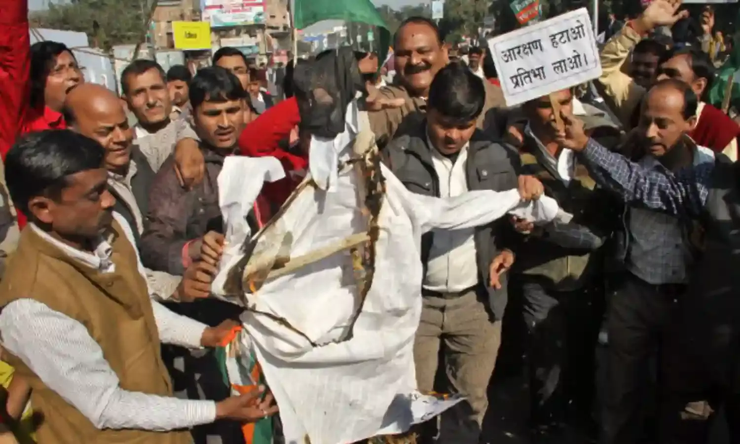 भारत की राजनैतिक रूप से प्रभावी जातियों ने आरक्षण  पर हक जमाया