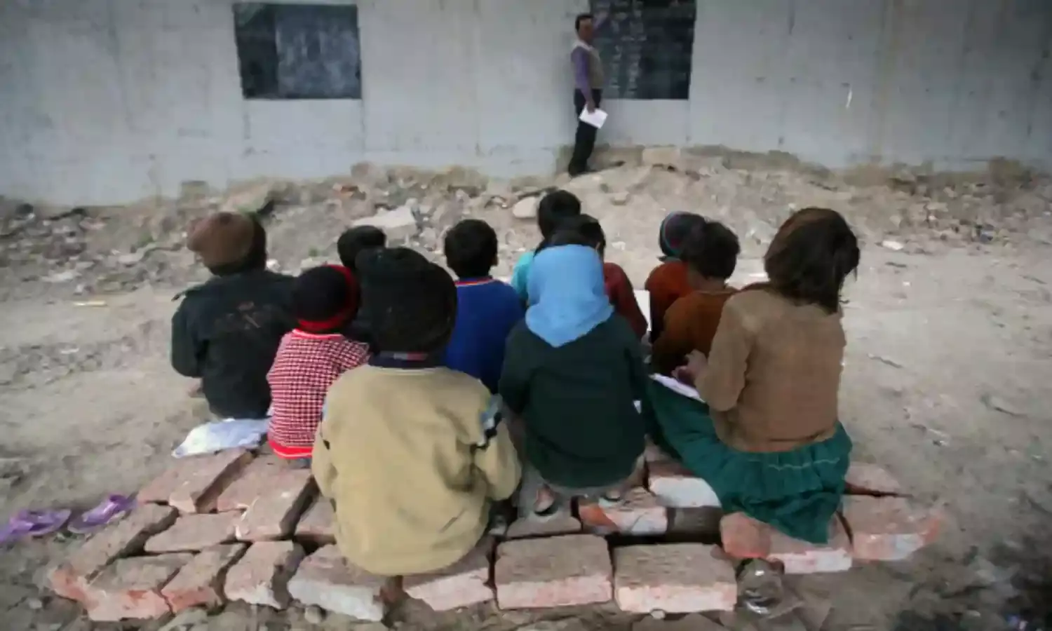 282 लाख निरक्षर भारतीय : शिक्षा को महाविस्फोट का इंतजार