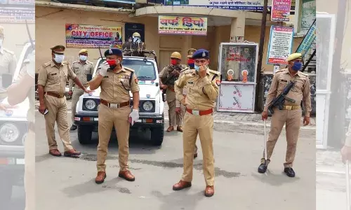 एक साथ दो मोर्चों पर जंग लड़ रही है उत्तर प्रदेश पुलिस एक साथ दो मोर्चों पर जंग लड़ रही है उत्तर प्रदेश पुलिस