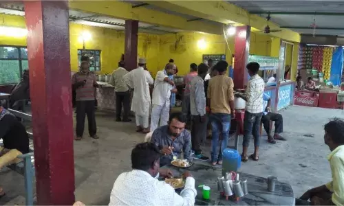 यूपी के कस्बों और छोटे शहरों में मास्क और सोशल डिस्टेंसिंग का पालन पुलिस के भरोसे: ग्राउंड रिपोर्ट