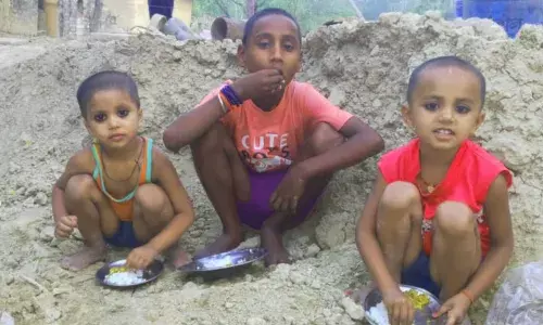 लॉकडाउन की वजह से बच्चों में बढ़ सकते हैं कुपोषण के मामले लॉकडाउन की वजह से बच्चों में बढ़ सकते हैं कुपोषण के मामले