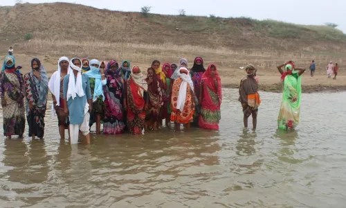 लॉकडाउन का फ़ायदा उठाकर खनन माफ़िया ने बांदा के किसानों की फ़सल बर्बाद की, पेड़ काट डाले लॉकडाउन का फ़ायदा उठाकर खनन माफ़िया ने बांदा के किसानों की फ़सल बर्बाद की, पेड़ काट डाले