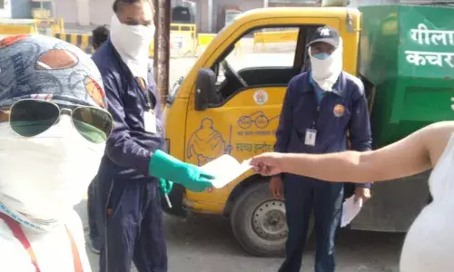 इंदौर में कड़े लॉकडाउन के बीच ग्रॉसरी की डिलीवरी में मदद कर रही स्वच्छ भारत से जुड़ी व्यवस्था इंदौर में कड़े लॉकडाउन के बीच ग्रॉसरी की डिलीवरी में मदद कर रही स्वच्छ भारत से जुड़ी व्यवस्था