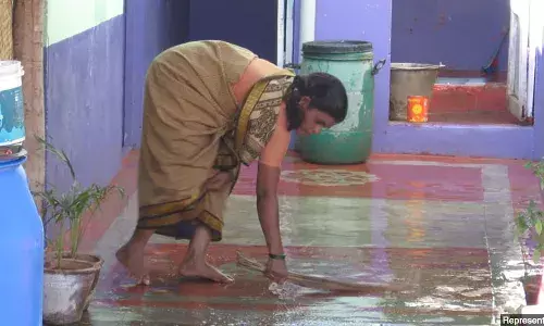 घरेलू कामगारों के माथे पर कोरोनावायरस की वजह से चिंता की लकीरें घरेलू कामगारों के माथे पर कोरोनावायरस की वजह से चिंता की लकीरें
