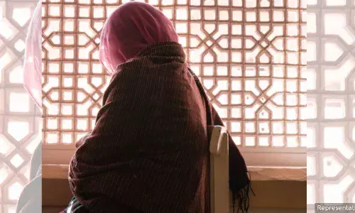 देश में क्यों बढ़ रही हैं गृहणियों की आत्महत्याएं