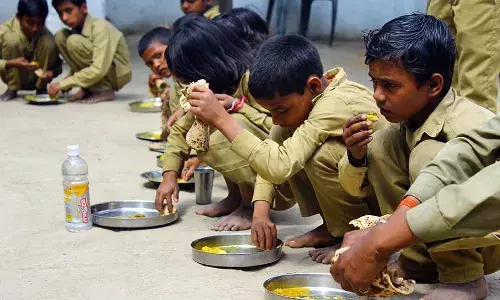 उत्तर प्रदेश में क्यों बदहाल है मिड डे मील योजना उत्तर प्रदेश में क्यों बदहाल है मिड डे मील योजना