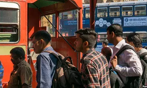 सरकारी नीतियां प्रवासियों को शहर के बाहरी इलाकों में रहने के लिए मजबूर करती हैं सरकारी नीतियां प्रवासियों को शहर के बाहरी इलाकों में रहने के लिए मजबूर करती हैं