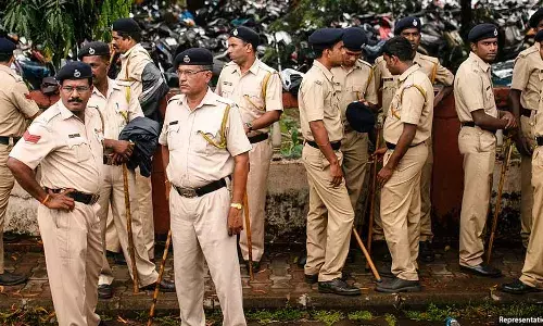 हर तीसरा भारतीय पुलिस वाला सोचता है, गोहत्या पर भीड़ हिंसा ‘स्वाभाविक ’: नया सर्वेक्षण हर तीसरा भारतीय पुलिस वाला सोचता है, गोहत्या पर भीड़ हिंसा ‘स्वाभाविक ’: नया सर्वेक्षण