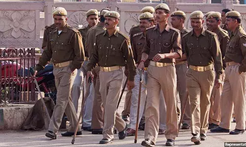 भारतीय पुलिस बल को संचार- परिवहन साधन और हथियार की कमी, लेकिन पैसे की नहीं भारतीय पुलिस बल को संचार- परिवहन साधन और हथियार की कमी, लेकिन पैसे की नहीं