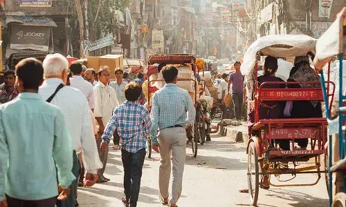 73 वर्ष की उम्र में कमरू जमाल दिल्ली की सड़कों पर रिक्शा खींचते हैं, आखिर क्यों ?