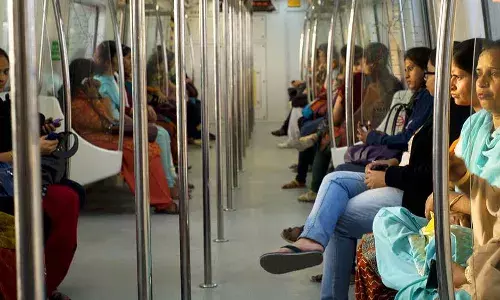 दिल्ली की महिलाओं को मुफ्त पब्लिक ट्रांसपोर्ट देने के कई मतलब हैं !