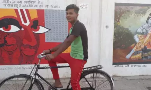 अवध में धर्म और जाति की राजनीति के व्यापक संकट का चेहरा अवध में धर्म और जाति की राजनीति के व्यापक संकट का चेहरा