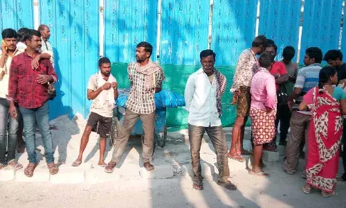 नोटबंदी के बाद, भारत की आईटी राजधानी बेंगलुरु में, केवल किस्मत वालों को 10 दिन मिलता है काम नोटबंदी के बाद, भारत की आईटी राजधानी बेंगलुरु में, केवल किस्मत वालों को 10 दिन मिलता है काम