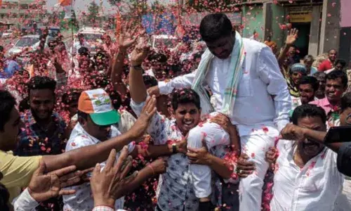 दूसरे चरण के उम्मीदवारों में से 27फीसदी करोड़पति, 47फीसदी ग्रैजुएट और 16फीसदी आपराधिक आरोपों का कर रहे हैं सामना दूसरे चरण के उम्मीदवारों में से 27फीसदी करोड़पति, 47फीसदी ग्रैजुएट और 16फीसदी आपराधिक आरोपों का कर रहे हैं सामना