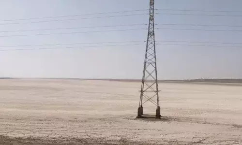 सूखा प्रभावित गुजरात में फैक्ट्रियों के लिए पानी है, लेकिन किसानों के लिए नहीं!