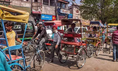 शहरी क्षेत्रों की आबादी की तुलना में अधिक आबादी वाले 24,000 गांवों में शहरी क्षेत्रों के लिए बनी नीतियां लागू नहीं