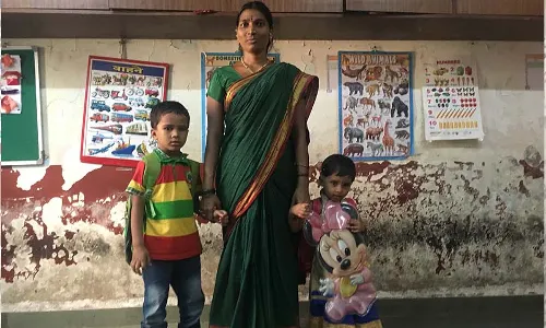 राष्ट्रीय क्रेच योजना के लिए फंड में सरकार ने की कटौती, गरीब कामकाजी माताओं की मुश्किलें बढ़ीं राष्ट्रीय क्रेच योजना के लिए फंड में सरकार ने की कटौती, गरीब कामकाजी माताओं की मुश्किलें बढ़ीं