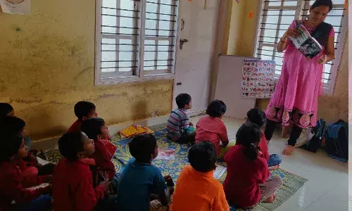 बेंगलुरु के कन्नड़-माध्यम स्कूल में बंगाली भाषी छात्रों की जुबानी, ओझल होते द्वीपों से जलवायु-परिवर्तन शरणार्थियों की कहानी