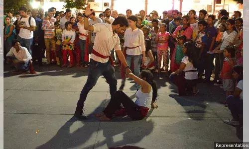 विवाह में एक वर्ष की देरी से महिलाओं के खिलाफ घरेलू हिंसा में कमी विवाह में एक वर्ष की देरी से महिलाओं के खिलाफ घरेलू हिंसा में कमी