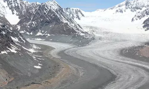 हिमालय में स्थिति संकटपूर्ण, तेजी से पिघल रहे हैं बर्फ हिमालय में स्थिति संकटपूर्ण, तेजी से पिघल रहे हैं बर्फ