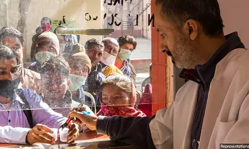 क्यों भारत के गरीब निजी दवाखानों से खरीदते हैं आवश्यक दवाएं ? क्यों भारत के गरीब निजी दवाखानों से खरीदते हैं आवश्यक दवाएं ?