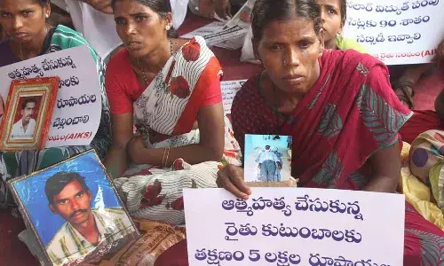 2016 में किसान आत्महत्या में 21फीसदी की गिरावट 2016 में किसान आत्महत्या में 21फीसदी की गिरावट