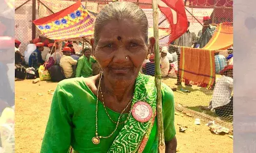 महाराष्ट्र में आदिवासी किसानों को भूमि देने का वादा, लेकिन किसी को भरोसा नहीं महाराष्ट्र में आदिवासी किसानों को भूमि देने का वादा, लेकिन किसी को भरोसा नहीं