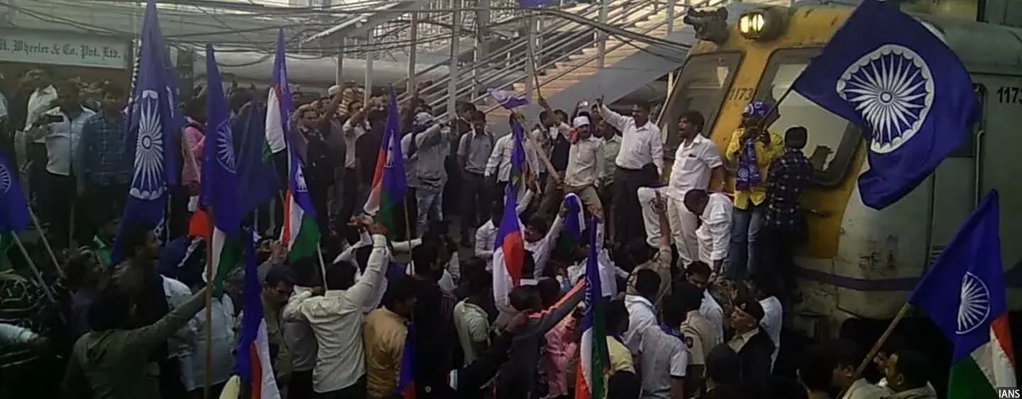 ऊंची जातियों के प्रतिरोध और हिंदूत्व बलों के खिलाफ एकजुट हो रहे हैं शिक्षित दलित