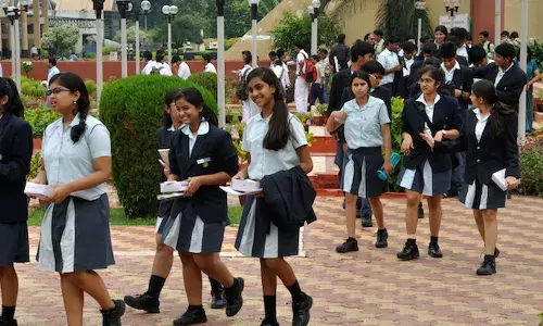 भारत के माध्यमिक विद्यालयों में अधिक बच्चों का दाखिला, लेकिन स्कूल उन्हें पढ़ा पाने में नाकाम भारत के माध्यमिक विद्यालयों में अधिक बच्चों का दाखिला, लेकिन स्कूल उन्हें पढ़ा पाने में नाकाम