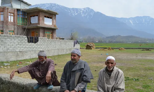 हरे-भरे कश्मीर में कम हो रहें हैं धान के क्षेत्र और जलाशय हरे-भरे कश्मीर में कम हो रहें हैं धान के क्षेत्र और जलाशय