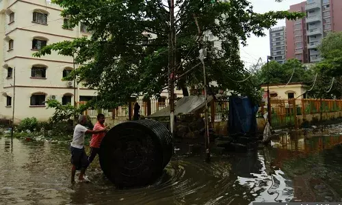 आप योजना बनाकर मुंबई की बाढ़ से निपट लें, या फिर कंधे उचकाकर कहें कि ये ‘मुंबई का जज्बा’ है! आप योजना बनाकर मुंबई की बाढ़ से निपट लें, या फिर कंधे उचकाकर कहें कि ये ‘मुंबई का जज्बा’ है!