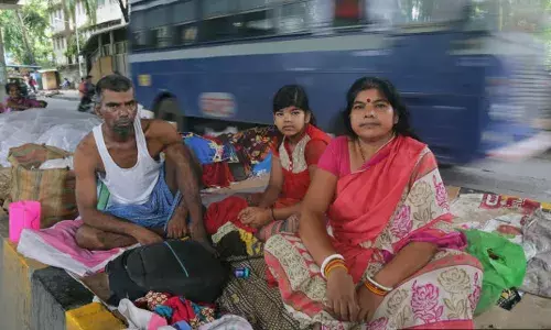 मुंबई के फुटपाथ पर कैंसर के मरीजों की यही कथा - खराब माली हालत, कम शिक्षित, और हताशा