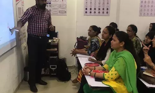 घरेलू कामों के दवाब से महिलाओं के लिए बाहर काम करना मुश्किल, मगर अब बदल रही है स्थिति घरेलू कामों के दवाब से महिलाओं के लिए बाहर काम करना मुश्किल, मगर अब बदल रही है स्थिति
