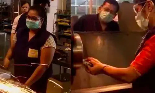 नौकरी पर महिलाएं : हरियाणा की एक फैक्टरी में उम्मीद के साथ परंपरा का टकराव नौकरी पर महिलाएं : हरियाणा की एक फैक्टरी में उम्मीद के साथ परंपरा का टकराव