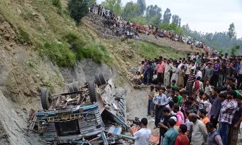 13 वर्षों में, जम्मू-कश्मीर में सशस्त्र हिंसा की तुलना में सड़क दुर्घटनाओं में 46 फीसदी ज्यादा मौत 13 वर्षों में, जम्मू-कश्मीर में सशस्त्र हिंसा की तुलना में सड़क दुर्घटनाओं में 46 फीसदी ज्यादा मौत